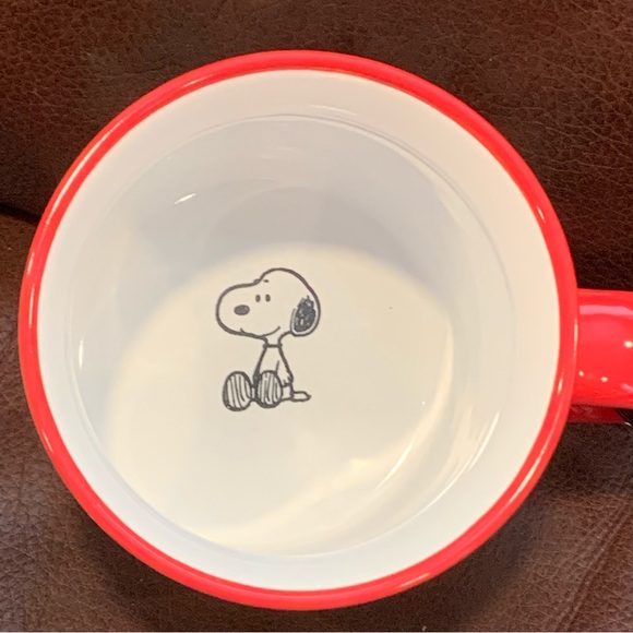 Peanuts Snoopy with Christmas Gifts and Snowflakes Ceramic Christmas Mug - Picture 5 of 7